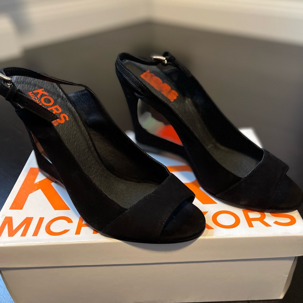 Kors by Michael Kors cut out Debutante heels. 👠